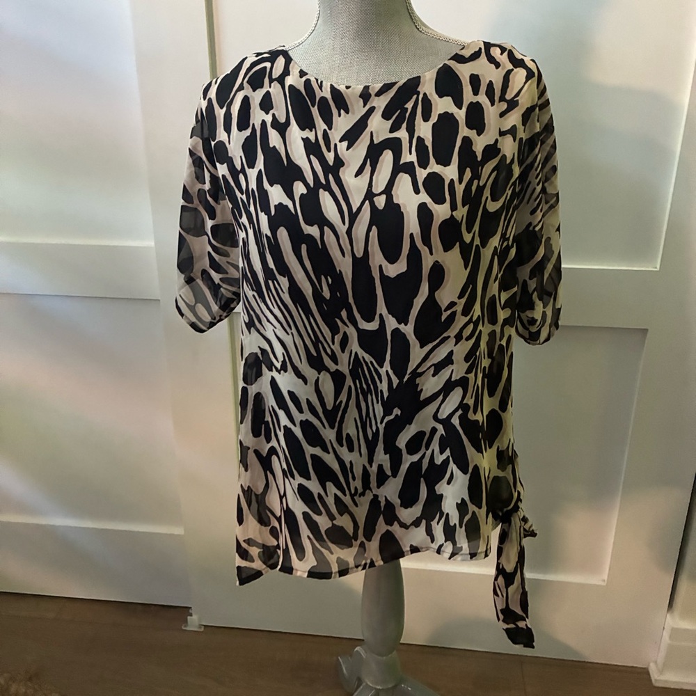 Dana Buchman Black and Cream Abstract Blouse